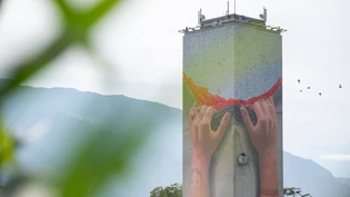 Neuer Anstrich: Die wohl bekanntesten Churer Hände am städtischen Mühleturm werden bald ein neues Bild enthüllen – die Arbeiten laufen.