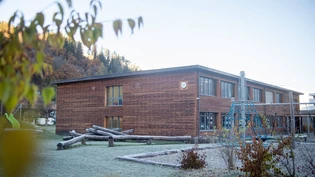 Soll schon bald einen Anbau erhalten: Im Kindergarten- und Primarschulhaus Compogna in Thusis hat es drei Jahre nach der Eröffnung des Neubaus aufgrund steigender Schülerzahlen schon zu wenig Platz. Soll schon bald einen Anbau erhalten: Im Kindergarten- und Primarschulhaus Compogna in Thusis hat es drei Jahre nach der Eröffnung des Neubaus aufgrund steigender Schülerzahlen schon zu wenig Platz.