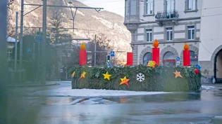 Weihnachtliches Verbrechen: Eigentlich sollten am Sonntag alle vier Kerzen mit Flamme auf dem Kranz stehen. Doch eine der Kerzen wurde geklaut. Weihnachtliches Verbrechen: Eigentlich sollten am Sonntag alle vier Kerzen mit Flamme auf dem Kranz stehen. Doch eine der Kerzen wurde geklaut.