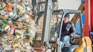 Die Bündner Sammelzentrale: Roger Vögele, Geschäftsführer der Vögele Recycling AG in Chur, führt auf dem Stapler eine Ladung gepresste Kunststoffe aus Haushalten an ihren Bestimmungsort. 