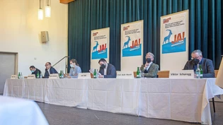 Sprechen sich für ein Ja aus: Ständerat Stefan Engler, Nationalrat Martin Candinas, Verlegerin Martina Gammeter, Nationalrat Jon Pult, Präsident Hotelleriesuisse Graubünden Ernst «Aschi» Wyrsch und Präsident Bündner Gewerbeverband Viktor Scharegg (von links) geben dem Medienpaket ein Daumen hoch.