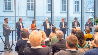 Wohin soll die Reise gehen? Moderiert von Manfred Papst (Bildmitte) diskutieren die Regierungsratskandidierenden Roman Hug, Martin Bühler, Carmelia Maissen, Jon Domenic Parolini, Marcus Caduff und Peter Peyer (von links) die Zukunft der Bündner Kulturszene. Wohin soll die Reise gehen? Moderiert von Manfred Papst (Bildmitte) diskutieren die Regierungsratskandidierenden Roman Hug, Martin Bühler, Carmelia Maissen, Jon Domenic Parolini, Marcus Caduff und Peter Peyer (von links) die Zukunft der Bündner Kulturszene.
