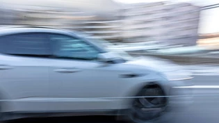 Raserfahrt: Ein St. Galler wird innerorts mit 128 Stundenkilometer von der Glarner Polizei geblitzt und muss dafür ins Gefängnis. Raserfahrt: Ein St. Galler wird innerorts mit 128 Stundenkilometer von der Glarner Polizei geblitzt und muss dafür ins Gefängnis.