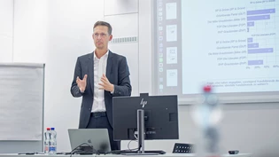 Wer ausser der eigenen Partei wird unterstützt? Michael Hermann, Geschäftsführer der Forschungsstelle Sotomo, erläutert anhand einer Präsentation, welche Listen die Befragten der Sotomo-Wahlumfrage unterstützen wollen. 