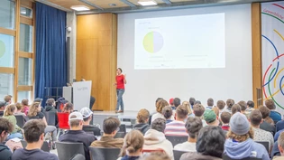 Politische Einführung: Niculin Detreköy, Teamleiter Kampagnen und politische Bildung von «engage.ch» (auf der Bühne), erklärt jungen Erwachsenen das Wahlsystem. Politische Einführung: Niculin Detreköy, Teamleiter Kampagnen und politische Bildung von «engage.ch» (auf der Bühne), erklärt jungen Erwachsenen das Wahlsystem.