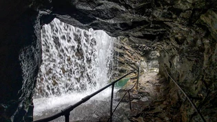 Unter dem Rhein hindurch: Von ganz nah kann der Wasserfall im Trockenen besichtigt werden.
