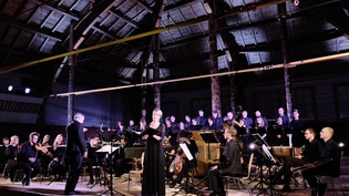 Barockmusik in der St. Moritzer Reithalle: Clau Scherrer leitet das Origen-Vokalensemble (hinten stehend) und das Concerto Stella Matutina, Sopranistin Anna Gschwend (vorn) singt die Partie der Königin von Saba. Barockmusik in der St. Moritzer Reithalle: Clau Scherrer leitet das Origen-Vokalensemble (hinten stehend) und das Concerto Stella Matutina, Sopranistin Anna Gschwend (vorn) singt die Partie der Königin von Saba.