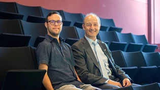 Strahlen um die Wette: Stefano Saladino (links), Athletenbotschafter von Special Olympics Switzerland, freut sich mit Urs Marti, Grossrat und Stadtpräsident von Chur, nach der Zustimmung des Parlaments zum Kredit für die Durchführung der Special Olympics World Winter Games 2029. Strahlen um die Wette: Stefano Saladino (links), Athletenbotschafter von Special Olympics Switzerland, freut sich mit Urs Marti, Grossrat und Stadtpräsident von Chur, nach der Zustimmung des Parlaments zum Kredit für die Durchführung der Special Olympics World Winter Games 2029.