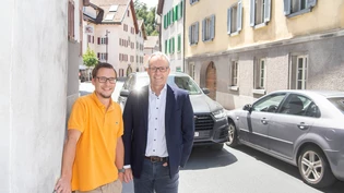 Beengende Verhältnisse: Um Domat/Ems vor dem touristischen Ausweichverkehr zu schützen, haben der Gemeindepräsident Erich Kohler (rechts) und der Gemeindevorstand Daniel Meyer Vorschläge ausgearbeitet. Beengende Verhältnisse: Um Domat/Ems vor dem touristischen Ausweichverkehr zu schützen, haben der Gemeindepräsident Erich Kohler (rechts) und der Gemeindevorstand Daniel Meyer Vorschläge ausgearbeitet.