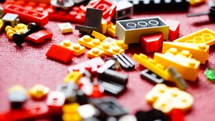 Überall: Ich finde Legoteile unter der Bettdecke, in der Küche und unter dem Sofa.