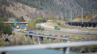 Stau in beide Richtungen: Über die Frühlingsfeiertage staute sich der Verkehr auf der A13, deshalb wurden damals Massnahmen umgesetzt.