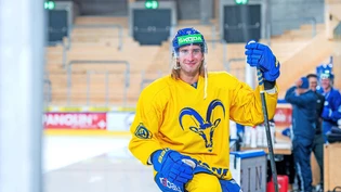 In neuen Farben: HCD-Neuzugang Michael Fora posiert im Davoser Eisstadion. In neuen Farben: HCD-Neuzugang Michael Fora posiert im Davoser Eisstadion.