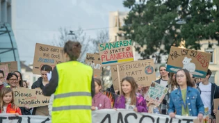 Klare Signale: An ihrer ersten 1,5-Grad-Klimademo in Chur mobilisierte Klimastreik Graubünden im März dieses Jahres zahlreiche Menschen. Erfolg strebt die Organisation nun auch mit einer Petition an. Klare Signale: An ihrer ersten 1,5-Grad-Klimademo in Chur mobilisierte Klimastreik Graubünden im März dieses Jahres zahlreiche Menschen. Erfolg strebt die Organisation nun auch mit einer Petition an.