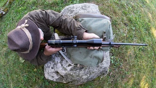 Gut gezielt: Ein Bündner Jäger legt auf jagdbares Wild an.
