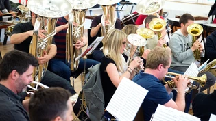 Überstanden: Blasmusiken, wie hier die Graubünden Brass, die schon vor der Pandemie gut aufgestellt waren, kamen auch danach schnell wieder in die Gänge.
Überstanden: Blasmusiken, wie hier die Graubünden Brass, die schon vor der Pandemie gut aufgestellt waren, kamen auch danach schnell wieder in die Gänge.