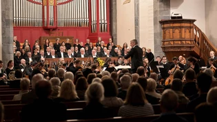 Auftritt nach einer Woche Probenarbeit: Dirigent Patrick Secchiari leitet in der Martinskirche den Chor der «Chorwoche Chur» und die Kammerphilharmonie Graubünden.  
