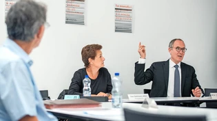Einander helfen: Die Stiftungsratspräsidentin Tina Gartmann-Albin (links), Stiftungsratsmitglied Christian Rathgeb (rechts) sowie der Geschäftsführer Jürg Buchli informieren die Medienschaffenden über die aktuelle Wichtigkeit der Winterhilfe. Einander helfen: Die Stiftungsratspräsidentin Tina Gartmann-Albin (links), Stiftungsratsmitglied Christian Rathgeb (rechts) sowie der Geschäftsführer Jürg Buchli informieren die Medienschaffenden über die aktuelle Wichtigkeit der Winterhilfe.