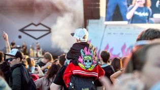 Kleiner Fan: Ein Kind verfolgt am Big-Air-Festival das Konzert von Steff La Cheffe. Kleiner Fan: Ein Kind verfolgt am Big-Air-Festival das Konzert von Steff La Cheffe.