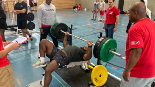 Kräftig: Michel Sousa, der Defensive Tackle der Calanda Broncos, wird beim Bankdrücken von Coaches, Mitstreitern und Sportchef Matt Hammer (Zweiter von rechts) beobachtet. Kräftig: Michel Sousa, der Defensive Tackle der Calanda Broncos, wird beim Bankdrücken von Coaches, Mitstreitern und Sportchef Matt Hammer (Zweiter von rechts) beobachtet.