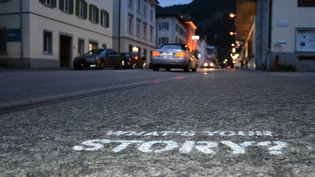 An dieser Kampagne führt kein Weg vorbei: Alle paar Schritte stossen Passantinnen und Passanten auf den Trottoirs und Plätzen von Thusis auf die Frage «What’s your Story?», zu Deutsch: «Was ist deine Geschichte?» An dieser Kampagne führt kein Weg vorbei: Alle paar Schritte stossen Passantinnen und Passanten auf den Trottoirs und Plätzen von Thusis auf die Frage «What’s your Story?», zu Deutsch: «Was ist deine Geschichte?»