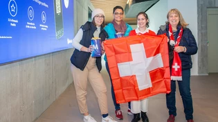 Freudige Fans: Diese Zuschauerinnen nahmen die Schweizer Flagge mit zum Public Viewing. Freudige Fans: Diese Zuschauerinnen nahmen die Schweizer Flagge mit zum Public Viewing.