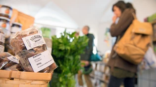 Flexibel: Auf Kundenwunsch hin, kann das «Rägawurm»-Team Produkte bestellen, die sonst nicht im Laden zu finden sind. Flexibel: Auf Kundenwunsch hin, kann das «Rägawurm»-Team Produkte bestellen, die sonst nicht im Laden zu finden sind.