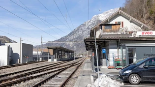 Ort des Geschehens: Am Bahnhof verletzt ein Mann einen anderen mit einer abgebrochenen Flasche erheblich. Ort des Geschehens: Am Bahnhof verletzt ein Mann einen anderen mit einer abgebrochenen Flasche erheblich.