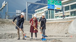 Es kann losgehen: Der Kantonsbaumeister Andreas Kohne, Regierungsrätin Carmelia Maissen und Architekt/Generalplaner Toufiq Ismail-Meyer (von links) begehen den symbolischen Spatenstich für den neuen Stützpunkt der Kantonspolizei. Es kann losgehen: Der Kantonsbaumeister Andreas Kohne, Regierungsrätin Carmelia Maissen und Architekt/Generalplaner Toufiq Ismail-Meyer (von links) begehen den symbolischen Spatenstich für den neuen Stützpunkt der Kantonspolizei.