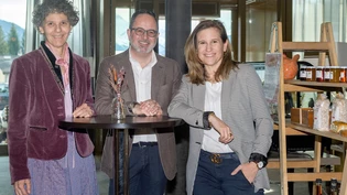 Geschäftsführerin Alpinavera Jasmine Said Bucher, Direktor von Polo Poschiavo Cassiano Luminati und Geschäftsführerin Graubünden Viva Leonie Liesch bei der Abschlussveranstaltung des Projekts «Esskulturerbe, Wertschöpfungsketten und Landschaften. Lebendiges Erbe der Alpengebiete». Geschäftsführerin Alpinavera Jasmine Said Bucher, Direktor von Polo Poschiavo Cassiano Luminati und Geschäftsführerin Graubünden Viva Leonie Liesch bei der Abschlussveranstaltung des Projekts «Esskulturerbe, Wertschöpfungsketten und Landschaften. Lebendiges Erbe der Alpengebiete».