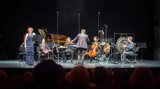 Zeitgenössische Klänge im Theater Chur: Sopranistin Irina Ungureanu und das Ensemble Ö! unter der Leitung von Francesc Prat führen Michael Jarrells Stück «Trei II» auf. Zeitgenössische Klänge im Theater Chur: Sopranistin Irina Ungureanu und das Ensemble Ö! unter der Leitung von Francesc Prat führen Michael Jarrells Stück «Trei II» auf.