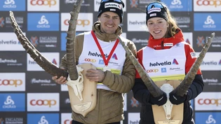 Stahlrende Sieger: Nadja Kälin und Roman Furger präenstieren am 13. März 2022 ihre Trophäen in S-chanf. Stahlrende Sieger: Nadja Kälin und Roman Furger präenstieren am 13. März 2022 ihre Trophäen in S-chanf.