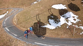 Wander- statt Skischuhe: Wenn der Schnee fehlt, erkunden die Gäste die Glarner Bergwelt zu Fuss. Wander- statt Skischuhe: Wenn der Schnee fehlt, erkunden die Gäste die Glarner Bergwelt zu Fuss.