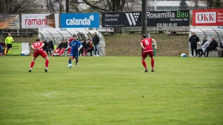 Bemüht: Samir Limani lanciert mit dem Ball am Fuss den nächsten Angriff des FC Ems im Heimspiel gegen den FC Montlingen.
Bemüht: Samir Limani lanciert mit dem Ball am Fuss den nächsten Angriff des FC Ems im Heimspiel gegen den FC Montlingen.