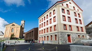 Soll den romanischsprachigen Kindern auch in der Phase Blau offenstehen: das Kindergarten- und Primarschulhaus in Lantsch/Lenz (im Vordergrund). Soll den romanischsprachigen Kindern auch in der Phase Blau offenstehen: das Kindergarten- und Primarschulhaus in Lantsch/Lenz (im Vordergrund).