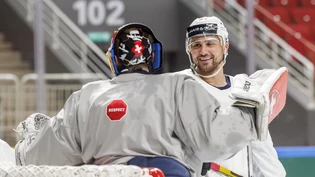 Guten Mutes: Nino Niederreiter (rechts) spricht im Training mit Torhüter Leonardo Genoni. Guten Mutes: Nino Niederreiter (rechts) spricht im Training mit Torhüter Leonardo Genoni.