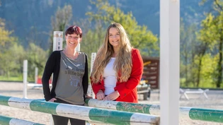 Guten Mutes: Die Präsidentin des Reitclubs Pegasus Maienfeld Andrea Hohmeister (links) und OK-Präsidentin Herbstspringen Laura Wipf stehen auf dem Gelände des Reitverein Falknis in Maienfeld. 

