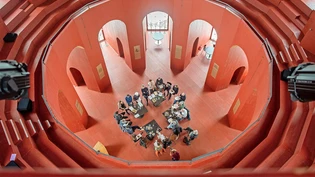 Grossaufgebot: An der letzten Programmpräsentation im Turm auf dem Julierpass treffen die Medienleute auf ein Dutzend Origen-Repräsentanten.
Grossaufgebot: An der letzten Programmpräsentation im Turm auf dem Julierpass treffen die Medienleute auf ein Dutzend Origen-Repräsentanten.