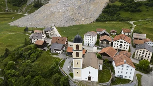 Viel Glück: Die Felslawine ging haarscharf am Dorf Brienz/Brienzausl vorbei. Die Häuser könnten wegen Splittersteinen trotzdem leicht beschädigt sein.