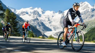 17. Austragung rund um Zernez: Der Engadin Radmarathon bietet dem «Hobby-Gümmeler» Höchstschwierigkeiten inmitten einer malerischen Bergkulisse. 17. Austragung rund um Zernez: Der Engadin Radmarathon bietet dem «Hobby-Gümmeler» Höchstschwierigkeiten inmitten einer malerischen Bergkulisse.