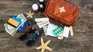 Gehört auch ins Gepäck: Wer verreist, sollte eine Reiseapotheke mit einer Grundausstattung mitnehmen. Gehört auch ins Gepäck: Wer verreist, sollte eine Reiseapotheke mit einer Grundausstattung mitnehmen.