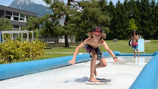 So wirds gemacht: Alvin Steger (12) aus Ennenda (im Vordergrund) übt zusammen mit Marwin Bäbler (12) das Skimboarden. So wirds gemacht: Alvin Steger (12) aus Ennenda (im Vordergrund) übt zusammen mit Marwin Bäbler (12) das Skimboarden.
