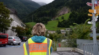 Feuerwehr richtet Sperrzone ein: Nach einem grossen Erdrutsch in Schwanden sind dreissig weitere Gebäude evakuiert worden. Feuerwehr richtet Sperrzone ein: Nach einem grossen Erdrutsch in Schwanden sind dreissig weitere Gebäude evakuiert worden.