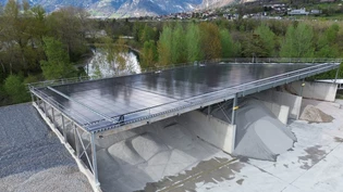 Lohnende Sache: Das Dach des Sortierplatzes im Kieswerks Untervaz produziert jetzt Strom. Lohnende Sache: Das Dach des Sortierplatzes im Kieswerks Untervaz produziert jetzt Strom.