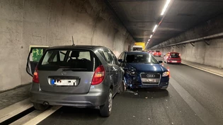Drei Fahrzeuge involviert: Eine junge Autofahrerin kollidiert im Kerenzerbergtunnel auf der Gegenfahrbahn frontal mit einem Auto.