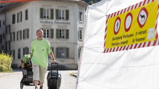 Eine Stunde Zeit: Rund 50 Bewohnerinnen und Bewohner des gesperrten Gebietes dürfen am Montag ein drittes Mal zurückkehren. Eine Stunde Zeit: Rund 50 Bewohnerinnen und Bewohner des gesperrten Gebietes dürfen am Montag ein drittes Mal zurückkehren.
