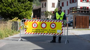Kein Durchgang: Die Situation in Schwanden ist nach dem Erdrutsch weiterhin unsicher, Betroffenen wurde nun von der Gemeinde ein Austausch ermöglicht. 