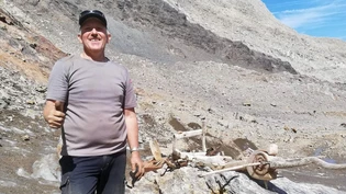 «Ein komisches Ding»: Kristallsucher Ueli Wolf posiert kurz nach dem Fund auf dem Cavagnöö-Gletscher für ein Foto mit dem Schlitten. «Ein komisches Ding»: Kristallsucher Ueli Wolf posiert kurz nach dem Fund auf dem Cavagnöö-Gletscher für ein Foto mit dem Schlitten.