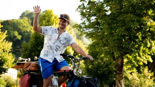 Auf und davon: Adrian Häfliger winkt zum Abschied, bevor er mit seinem Velo auf die lange Reise nach Jerusalem aufbricht. 