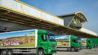 Lastwagen vor dem Volg-Lager in Winterthur: Ob der Konzern die Verkaufspreise wegen des ab nächstem Jahr geltenden höheren Steuersatzes anhebt, ist noch offen.
