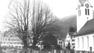 Als die Mehrheit begraben werden wollte: Aufnahme des Friedhofs in Ennenda. Wo heute eine Wiese ist, waren damals noch Grabreihen. Als die Mehrheit begraben werden wollte: Aufnahme des Friedhofs in Ennenda. Wo heute eine Wiese ist, waren damals noch Grabreihen.